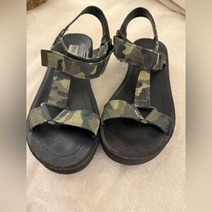Women’s Steve Madden Camouflage Sandals size 6